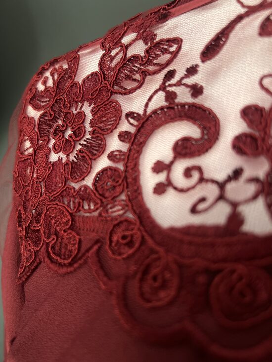 Blūzīte bordo mežģīne